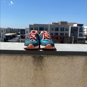 Saucony Blue and Pink Sneakers Vibrant Athletic Design